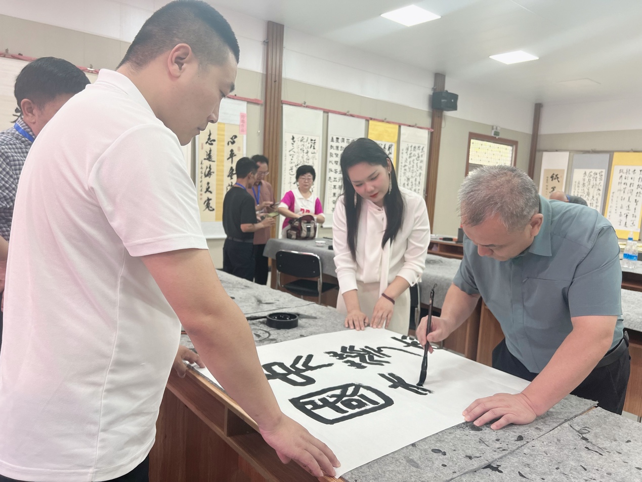 “爱我中华 墨韵泰山”全国艺术名家泰山采风行暨致敬新中国成立75周年书画作品展”在泰安拉开帷幕