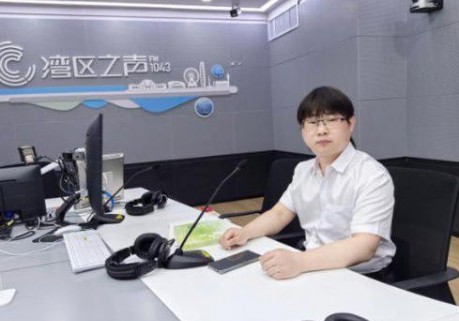深圳作家李军君的教育坚守与文学突围