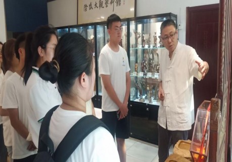 曲阜学子传承非遗：楷木雕刻技艺在青少年中的新生