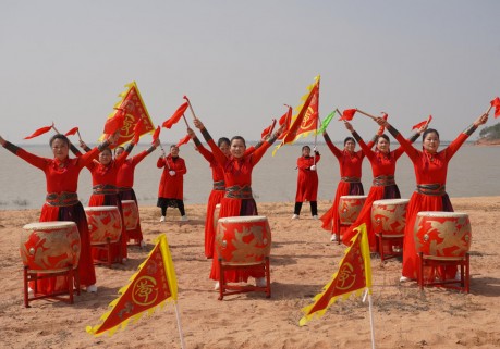 江西博阳李家文工团龙冈女子鼓舞队亮相西湖李家